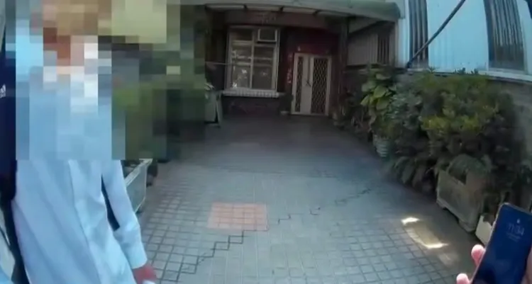 警員要求陳嫌說出手機開機密碼。讀者提供