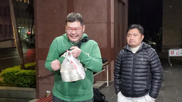 網紅四叉貓送海鮮粥給記者。呂志明攝