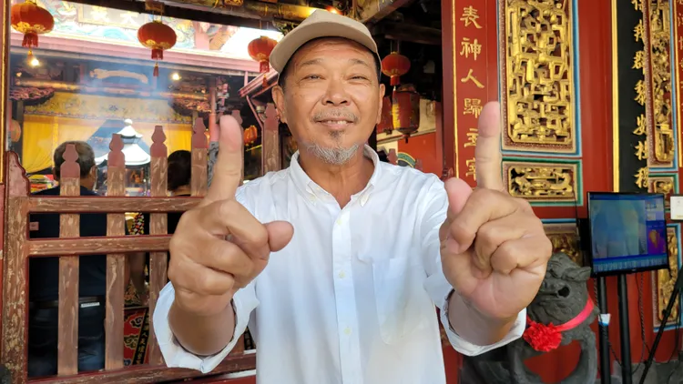 廖大乙說，今天是農曆111年11月11日11點11分11秒，若加上天壇「一」字匾和信眾本身「＋1」，總共15個「1」代表圓滿。劉榮輝攝