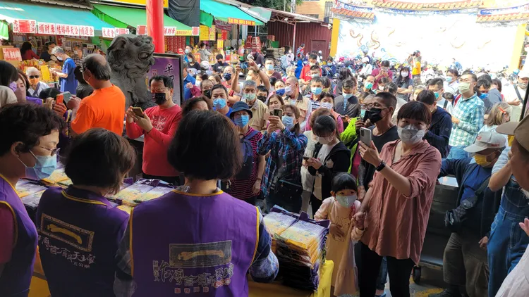 信眾領取米母。劉榮輝攝