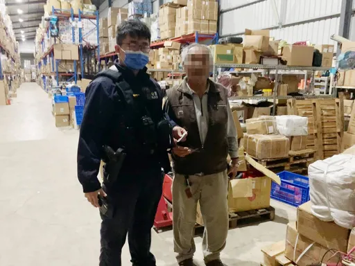 桃園翁喝醉寒風細雨中迷路 大園警暖心護送返家