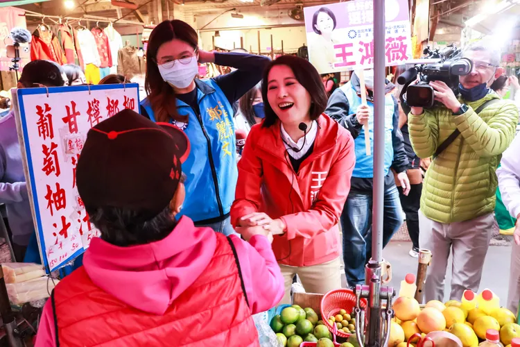 王鴻薇至謙和市場拜票。趙世平攝