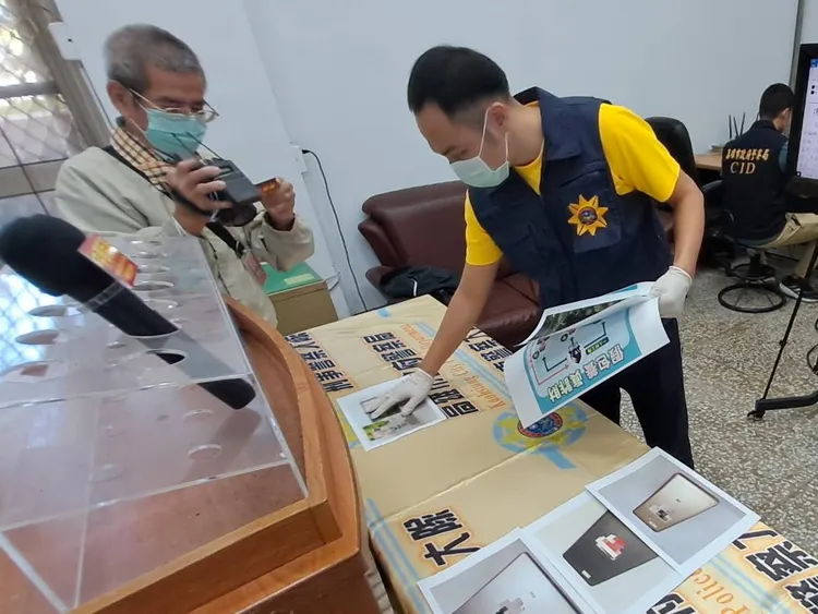 警方查獲手機、平板及金融提款卡等證物。羅琦文攝