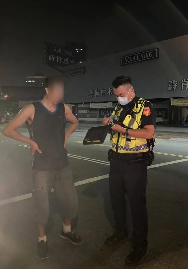 行人違規被警方攔查開罰。警方提供