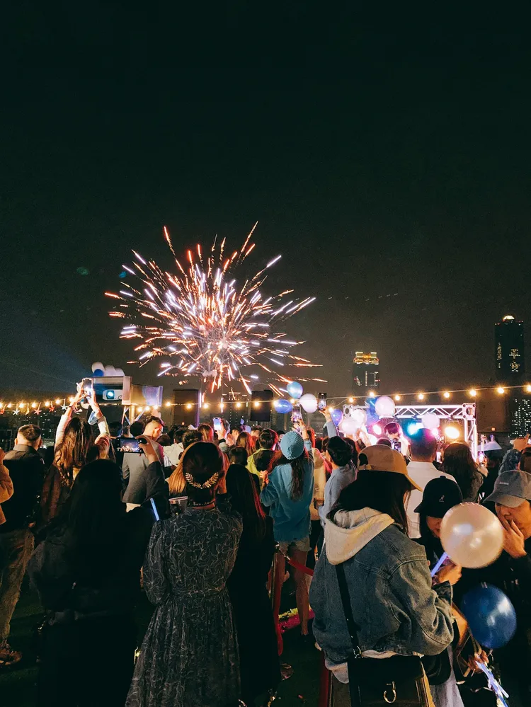跨年派對煙火齊放。高雄英迪格提供