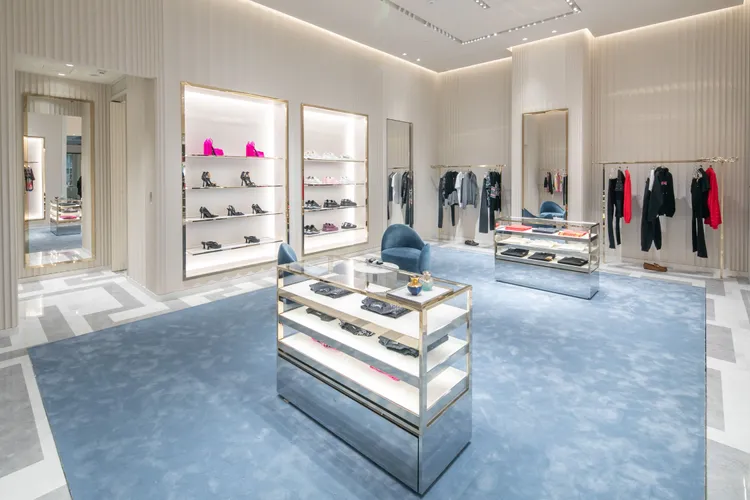 店內齊列2022秋冬男女服裝系列與款鞋履配件與部分2023早春商品。品牌提供