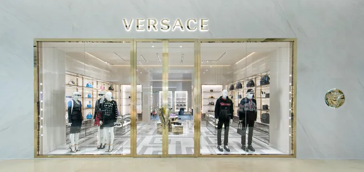 VERSACE高雄漢神巨蛋專門店以大理石、絲綢和金屬質感貫穿店裝設計，呈現出品牌獨具的古典和現代感奢華意象。品牌提供