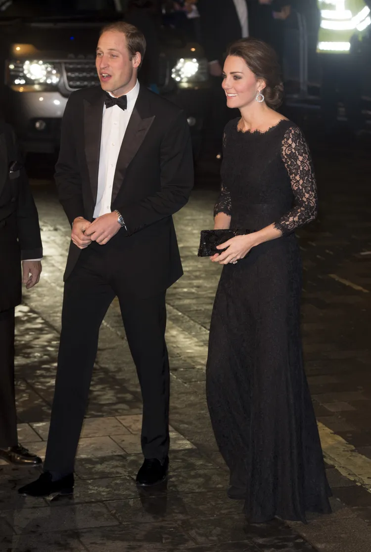 凱特王妃2年後也穿著同款長版禮服，優雅出席活動。Shutterstock