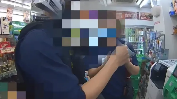 警方勸阻女大生。翻攝畫面