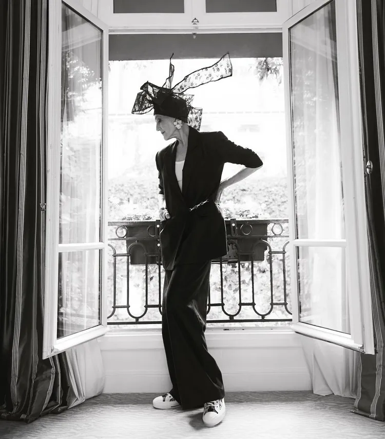 梅伊馬斯克在這組時尚照片拍攝中，頻繁搭配Converse聯名DRKSHDW的TURBODRK聯名鞋。翻攝mayemusk IG