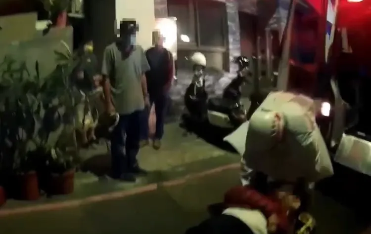 救護人員將蔡姓婦人送醫觀察。讀者提供