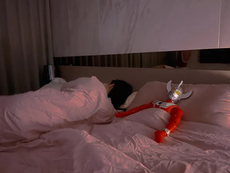 黃文星發現老婆旁邊靜躺著「奧特曼」。翻攝自黃文星臉書