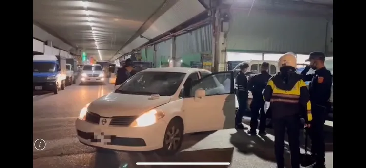 警匪追逐一路追到果菜市場將人逮捕。警方提供