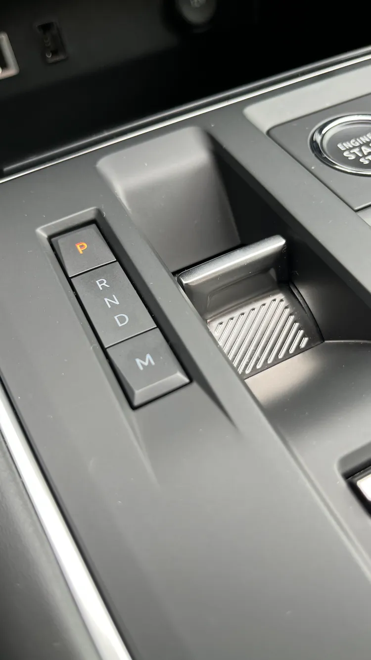 8速手自排變速箱採用線傳撥桿介面，同時配有方向盤換檔撥片。陳志淵攝