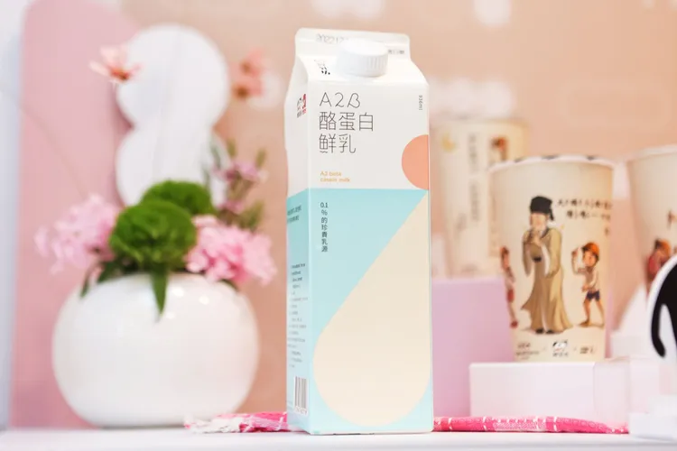 草莓米大福及莓桂雪沙兩款飲品皆加入鮮乳坊A2β酪蛋白鮮奶。翁玉信攝