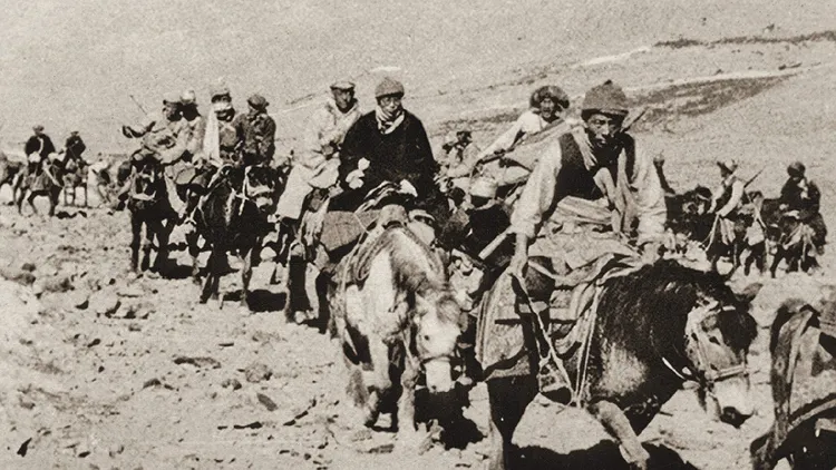 《夢迴西藏》揭露達賴喇嘛率領8萬藏民逃離西藏的驚險過程。海鵬電影提供