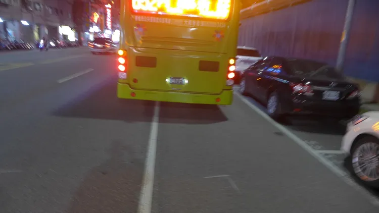 該輛公車拖行搭車婦人。翻攝畫面