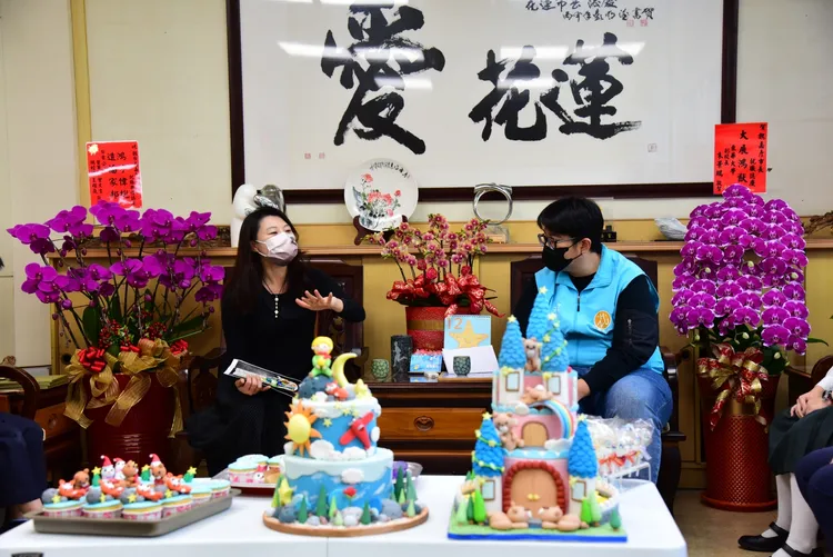 花蓮黃湘涵老師率得獎學生拜會花蓮市長魏家彥。花蓮市公所提供