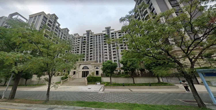 義山路一段基期低還有輕軌等規劃，利多因素帶動區域房價，今年有部分社區轉手獲利，圖為「躍淡水」社區。翻攝Google map