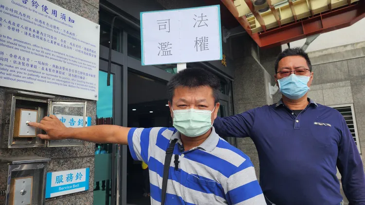 鍾貴雄按鈴控告。黃瑞娟攝