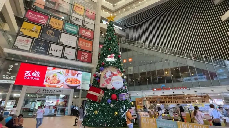 搭設在大魯閣中庭的聖誕樹高達12公尺。大魯閣新時代提供