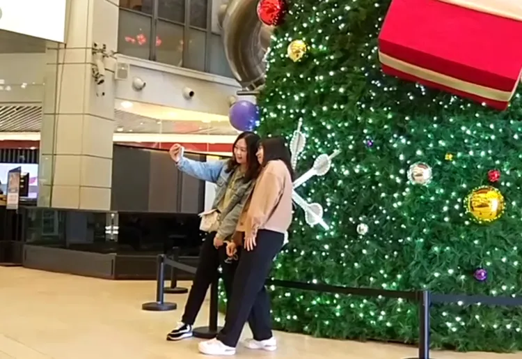 民眾和聖誕樹合照。大魯閣新時代提供
