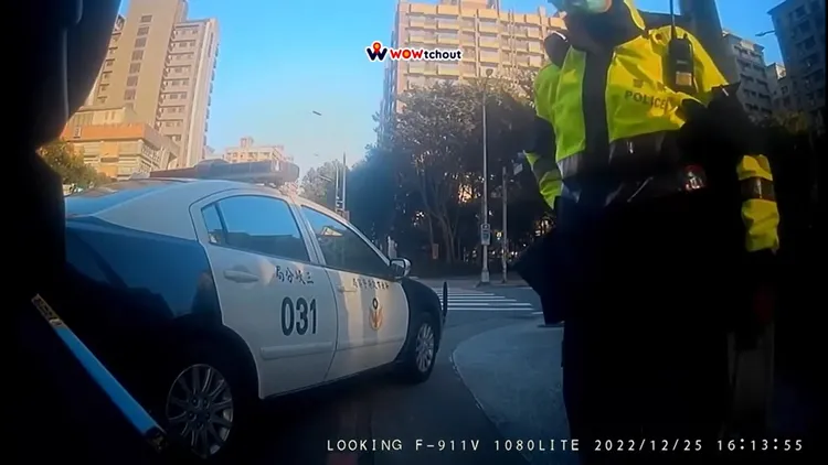 警方將騎士攔下。翻攝youtub-WoWtchout-地圖型行車影像分享平台