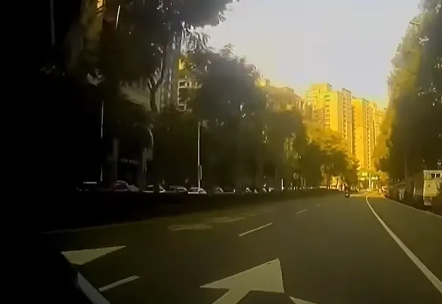 道路內側為禁行機車道。翻攝youtub-WoWtchout-地圖型行車影像分享平台