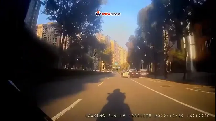 警車左切進入車道。翻攝youtub-WoWtchout-地圖型行車影像分享平台