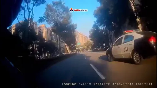 騎士閃避警車闖入禁行機車道 遭攔下開單!網酸「有牌流氓」