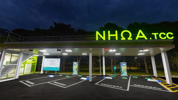 在夜間指定時間於NHOA.TCC充電站為電動車充電，每充1度電即可獲得1度電的充電金回饋。業者提供