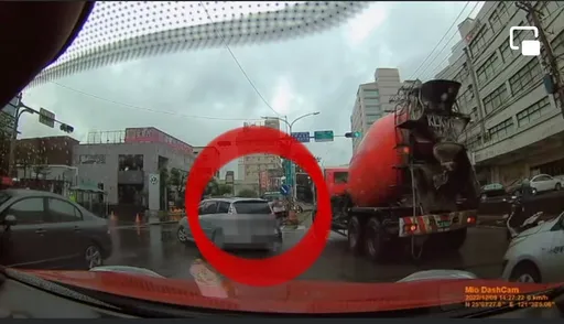 不滿被按喇叭竟惡意挑釁逼車 水泥預拌車駕駛挨告了