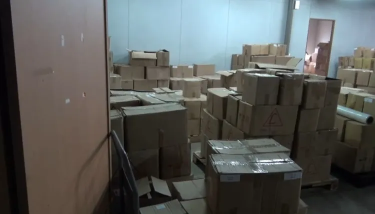 警方在倉庫內查獲大批靈骨塔。翻攝畫面