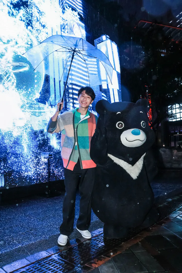 韋禮安燦笑和熊讚合影。趙世平攝