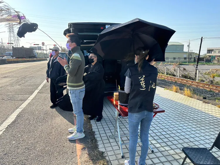 石姓助理今至清水區母親車禍地點招魂。石姓助理提供