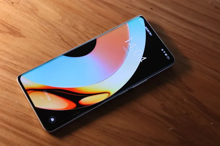 採用6.7吋曲面螢幕且下邊框縮小到2.33mm。翁玉信攝