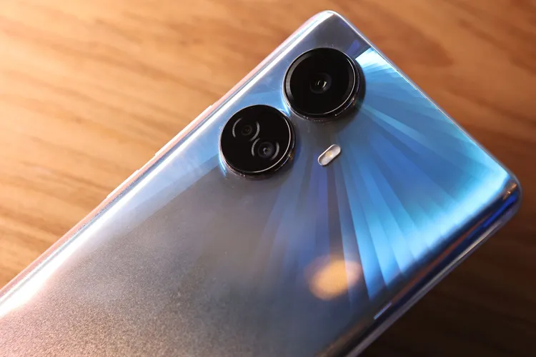 搭載1億畫素ProLight街拍相機及800萬超廣角鏡頭與200萬微距鏡頭。翁玉信攝