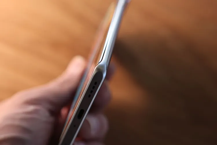 採雙曲面螢幕。翁玉信攝