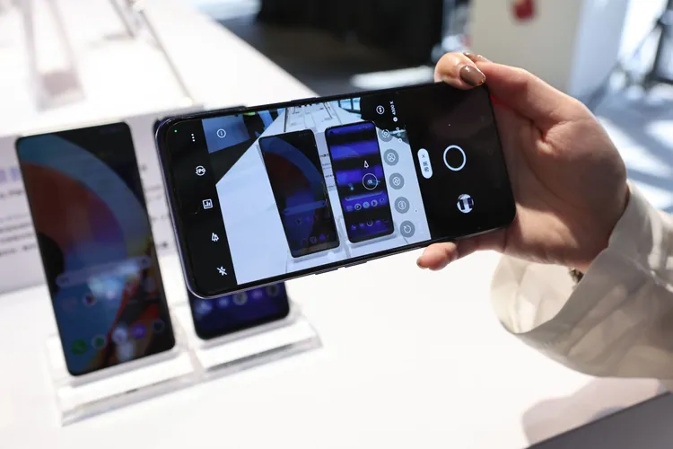 realme 10 Pro+採用市場最高頻的2160Hz PWM調光螢幕（左）跟一般螢幕相比可減少頻閃。翁玉信攝