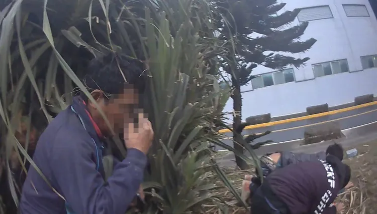 警方在草叢中陸續找到4人。警方提供