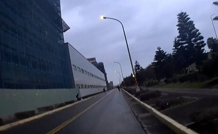 失聯移工跑給警察追。警方提供