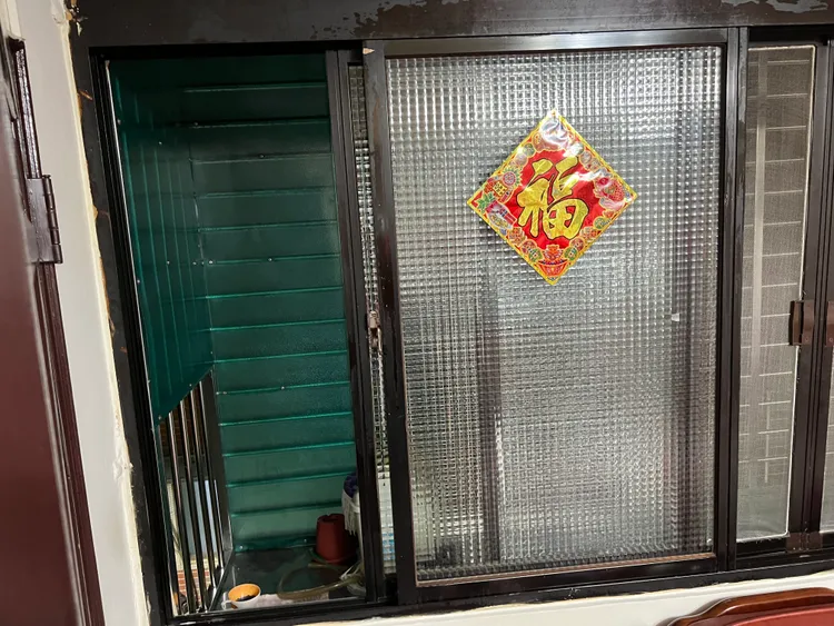 窗戶飄出濃煙，巡邏警見狀隨即上樓。翻攝畫面