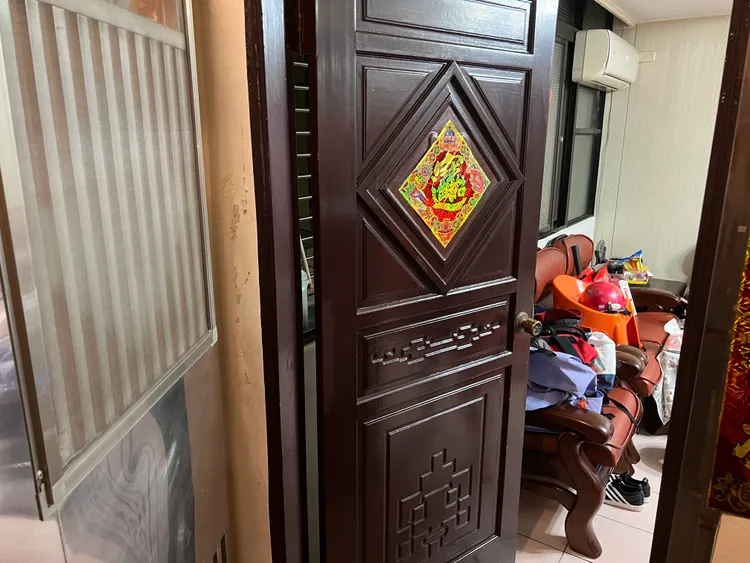 警方進入屋內查看滅火。翻攝畫面