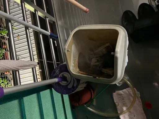 抽完菸未熄滅亂丟垃圾桶 巡邏警驚見冒煙協助滅火