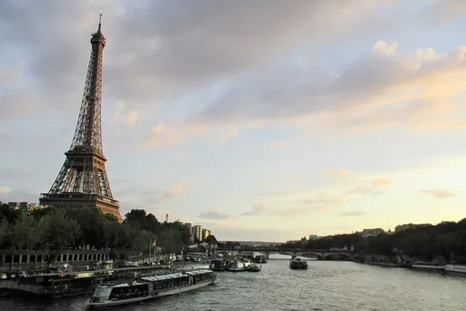 巴黎鐵塔限電提早熄燈 法國能源大國招牌蒙塵