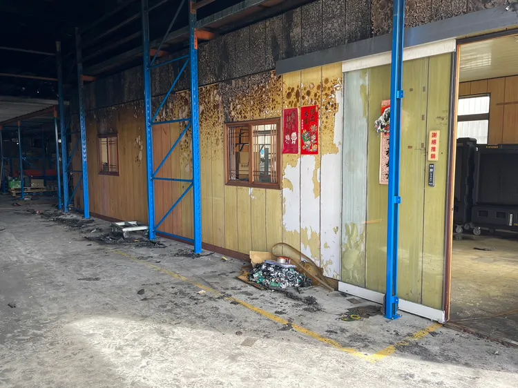 發生火警的雅速達倉庫一樓。王煌忠攝