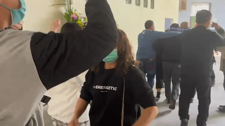 親友不斷阻擋媒體拍攝採訪。周庭慶攝