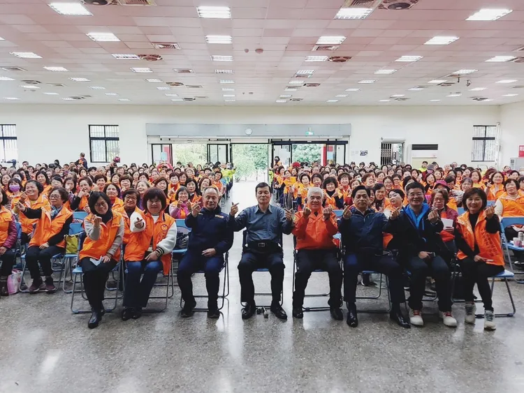 新北市政府顧問溫枝發親臨志工及義工教育訓練會場，感謝警察志工及義交不畏辛勞，協助維護治安。警方提供