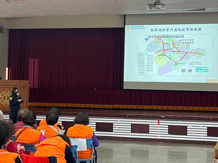 中和分局趁機宣導春節期間交通疏導狀況。警方提供