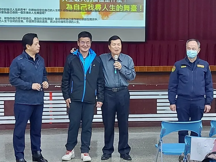 新北市政府顧問溫枝發（右2）表示，新北治安不容挑釁，持續加強打詐，剷除詐騙犯罪集團，守護民眾生命財產安全。